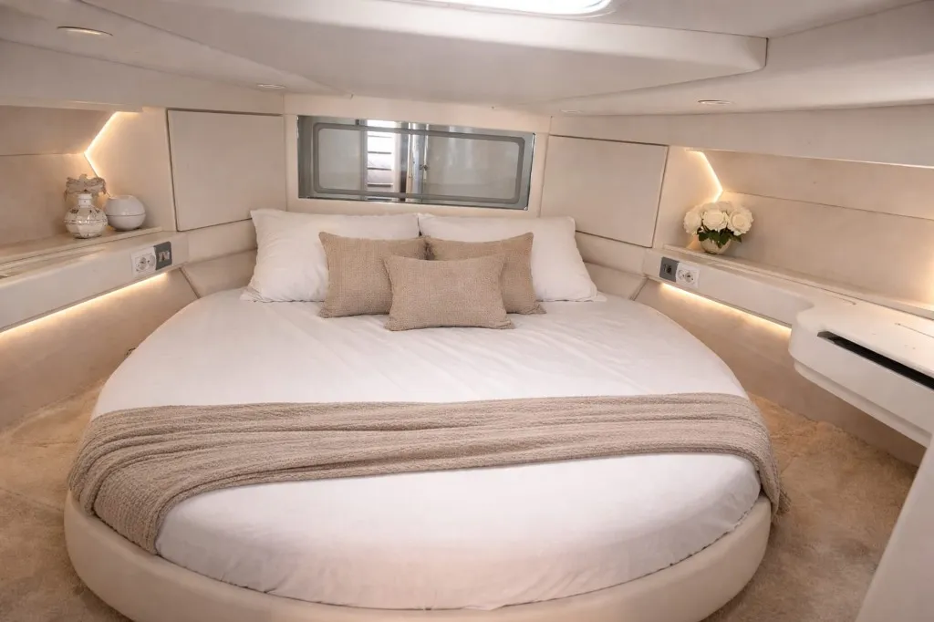 Chambre luxueuse avec lit double Queen-size à bord du yacht privé Hispaniola