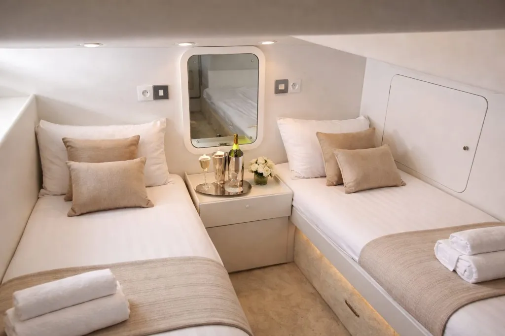 Deuxième cabine haut de gamme avec lits jumeaux tout confort pour invités