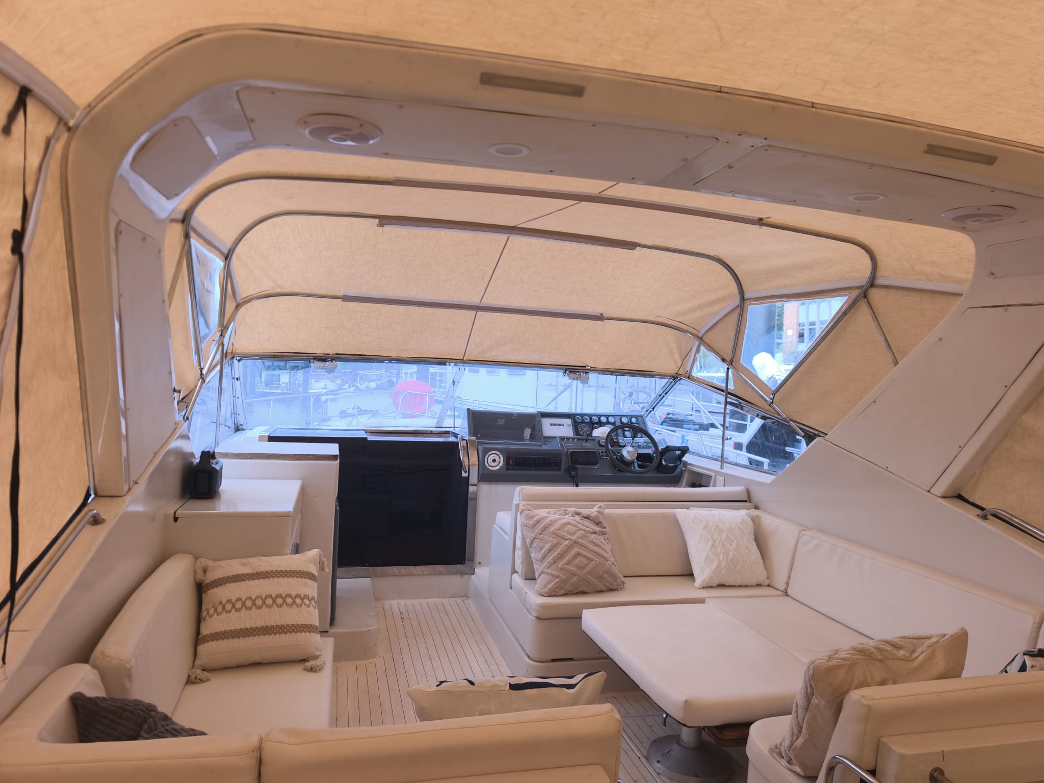 Salon cockpit abrité sous taud de soleil du yacht Hispaniola