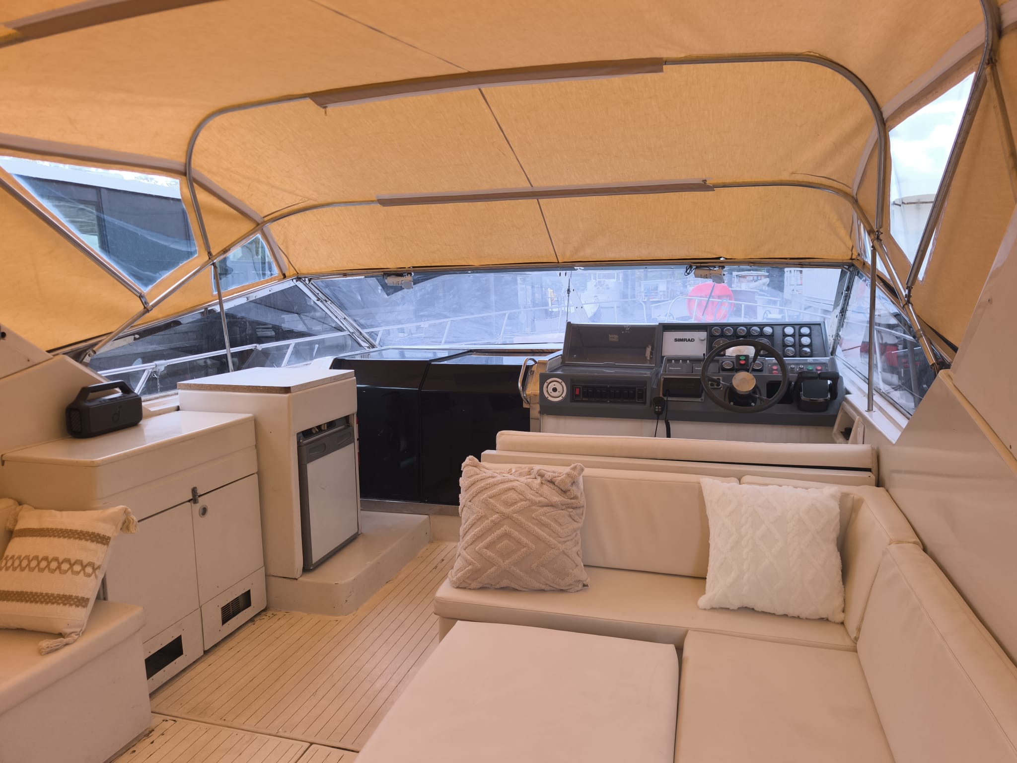 Poste de pilotage et salon de pont extérieur sur le yacht de luxe Hispaniola