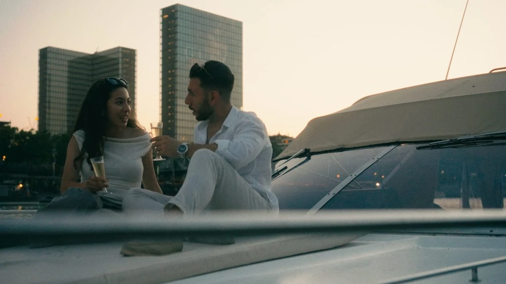 Couple en croisière privée sur la Seine avec champagne et vue panoramique à Paris