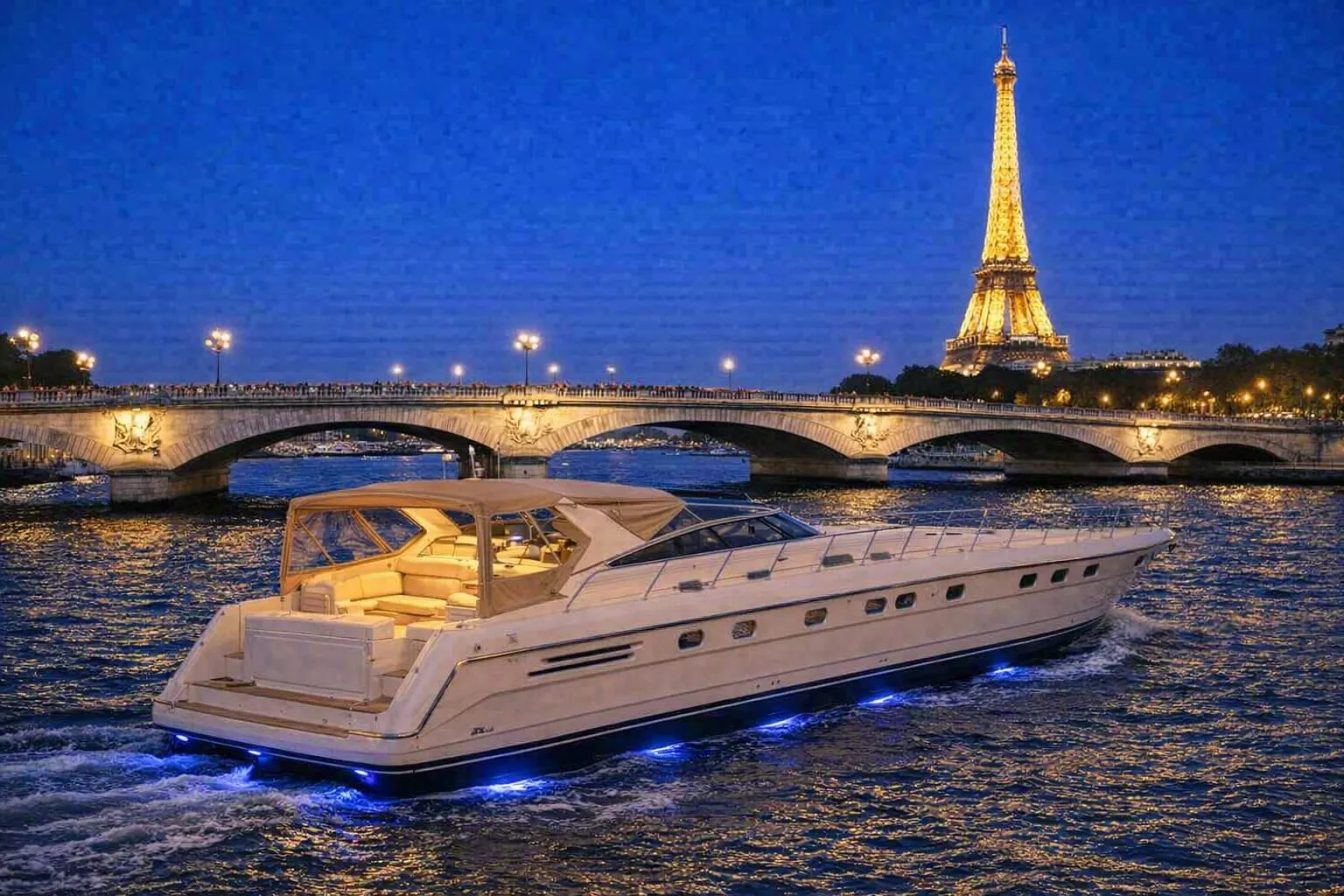 Yacht de luxe Hispaniola de nuit sur la Seine devant la Tour Eiffel
