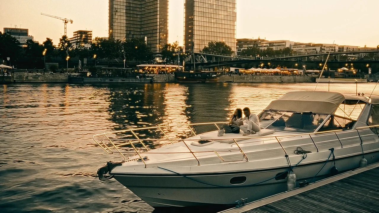Vue panoramique depuis le pont supérieur du yacht Hispaniola lors d'une croisière privée
